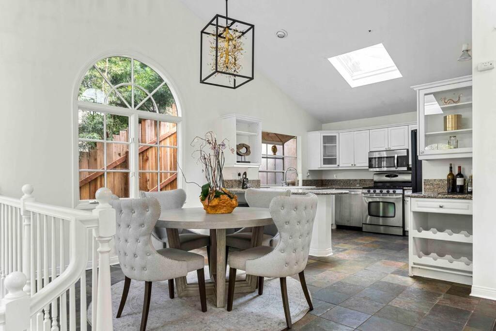 Stunning Mediterranean Mansion In Laurel Canyon Los Angeles Exterior photo